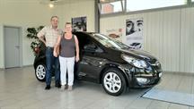 Familie Wüthrich aus Luterbach mit ihrem Opel Karl